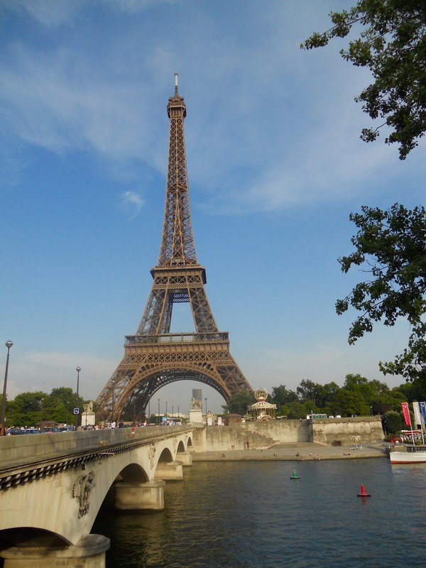 Cheminée Tour Eiffel : chaleur et style à votre table