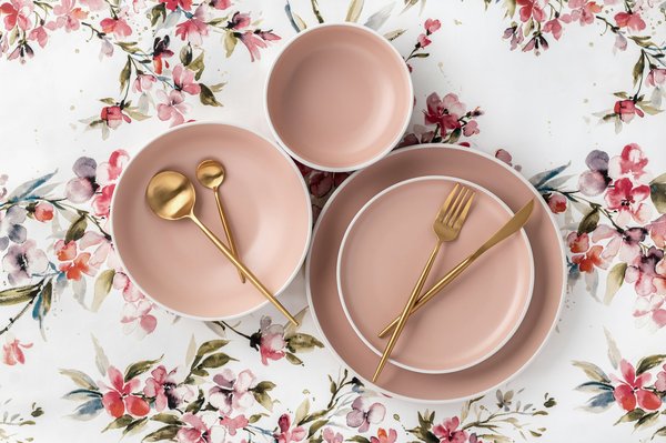 Découvrez l'élégance des toiles de jouy pour votre table